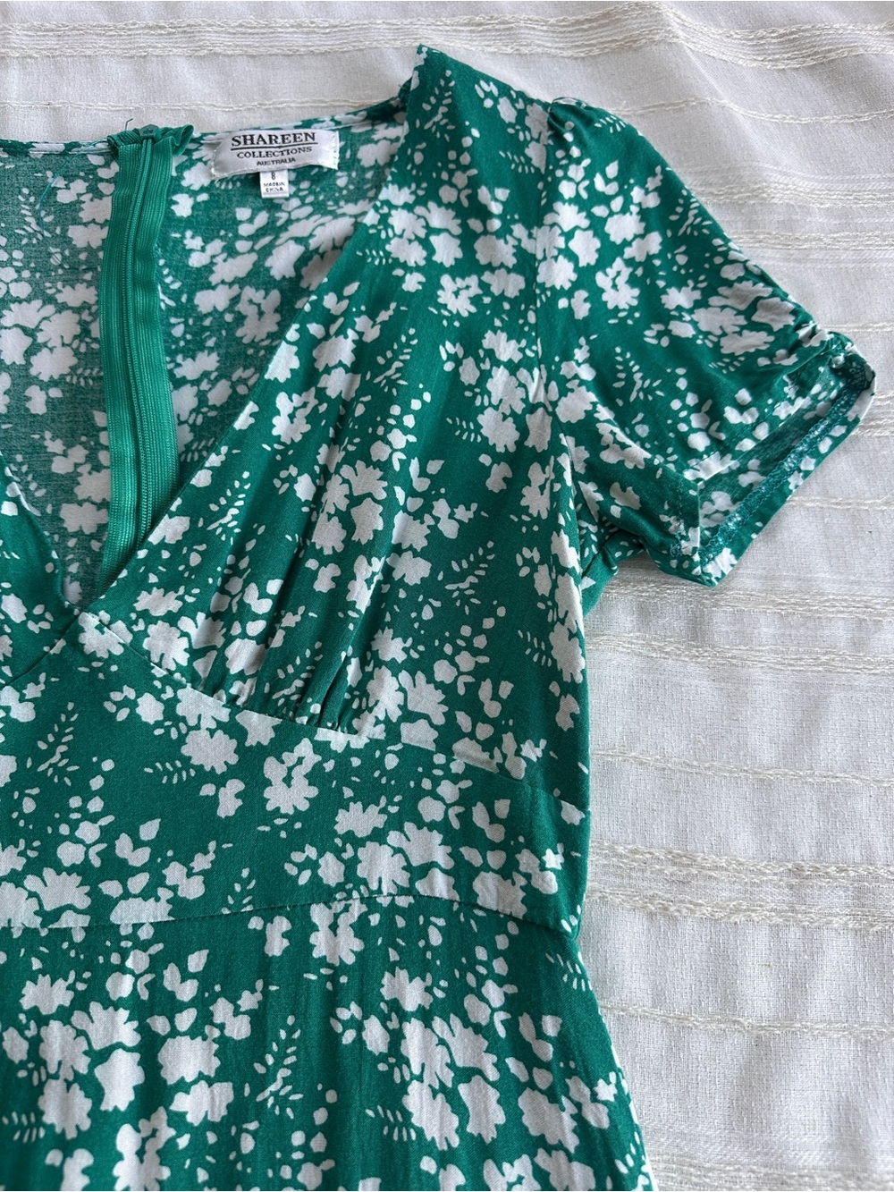 Shareen Collections Green Ditsy Floral V-Neck Mini Dress | S
